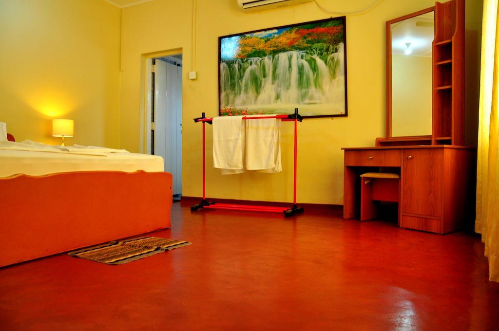 French Garden Tourist Rest Hotel Анурадхапура Стая снимка